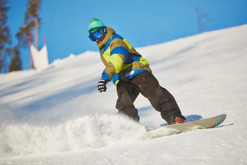 Podstawy jazdy na snowboardzie – jak zacząć i nie zniechęcić się po pierwszym upadku
